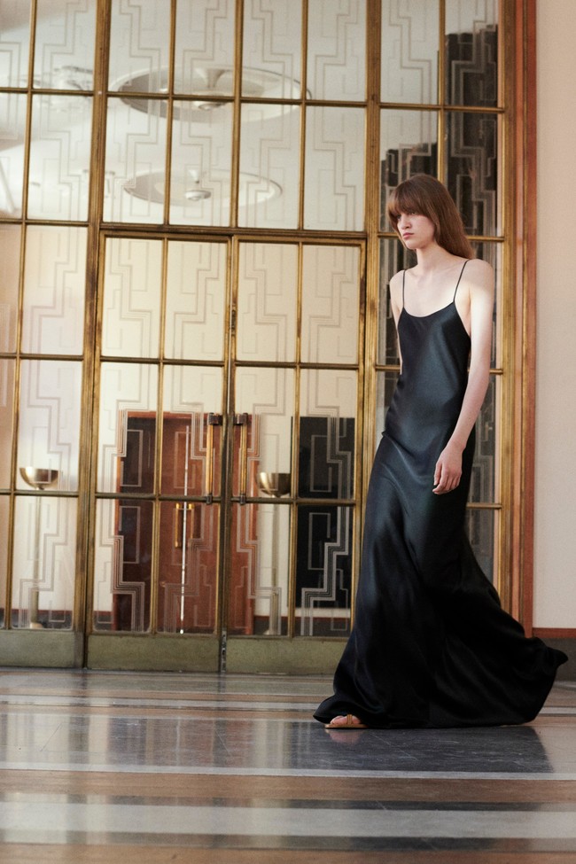 Peragaan busana karya Victoria Backham untuk koleksi terbarunya Resort 2022 yang dirilis dengan harga lebih murah dari sebelumnya. Foto. dok. Victoria backham