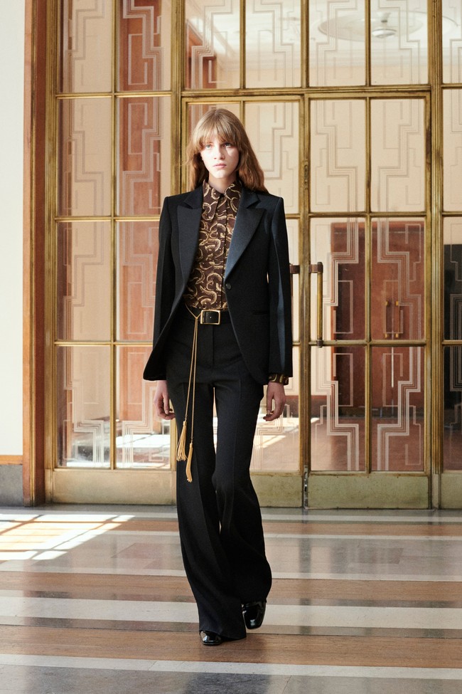 Peragaan busana karya Victoria Backham untuk koleksi terbarunya Resort 2022 yang dirilis dengan harga lebih murah dari sebelumnya. Foto. dok. Victoria backham