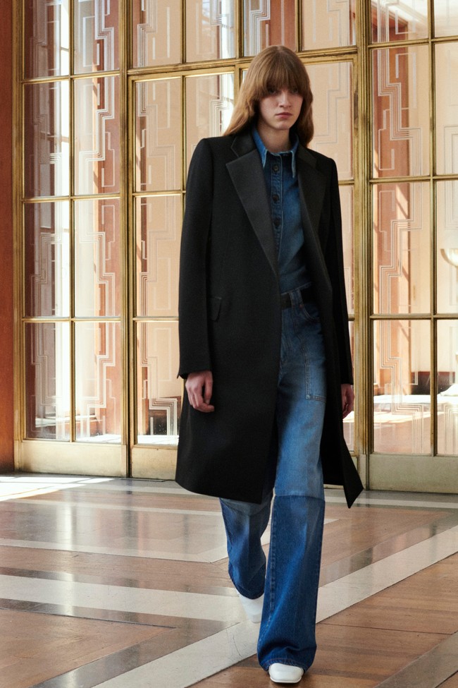 Peragaan busana karya Victoria Backham untuk koleksi terbarunya Resort 2022 yang dirilis dengan harga lebih murah dari sebelumnya. Foto. dok. Victoria backham