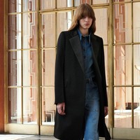 Peragaan busana karya Victoria Backham untuk koleksi terbarunya Resort 2022 yang dirilis dengan harga lebih murah dari sebelumnya. Foto. dok. Victoria backham