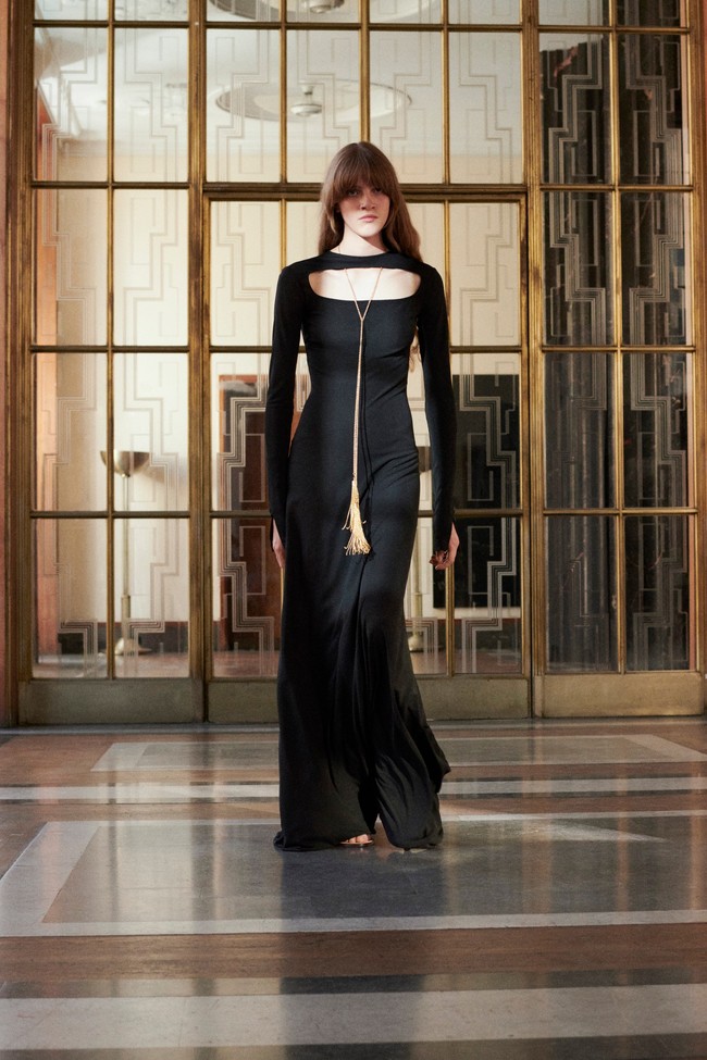 Peragaan busana karya Victoria Backham untuk koleksi terbarunya Resort 2022 yang dirilis dengan harga lebih murah dari sebelumnya. Foto. dok. Victoria backham