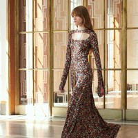 Peragaan busana karya Victoria Backham untuk koleksi terbarunya Resort 2022 yang dirilis dengan harga lebih murah dari sebelumnya. Foto. dok. Victoria backham