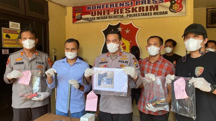 Konferensi pers penangkapan pencuri pistol polisi di Medan (Datuk-detikcom)