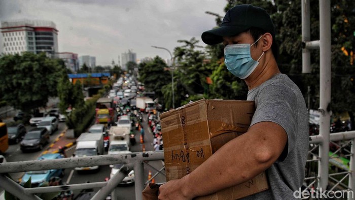 Membludaknya Permintaan Kebutuhan Medis di Pasar Pramuka Warga berbelanja kebutuhan obat dan medis di kawasan Pasar Pramuka, Jakarta Timur, Rabu (30/6). Membludaknya permintaan kebutuhan medis itu akibat lonjakan kasus Corona di Ibu Kota.