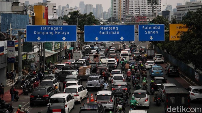 Warga berbelanja kebutuhan obat dan medis di kawasan Pasar Pramuka, Jakarta Timur, Rabu (30/6). Membludaknya permintaan kebutuhan medis itu akibat lonjakan kasus Corona di Ibu Kota.
