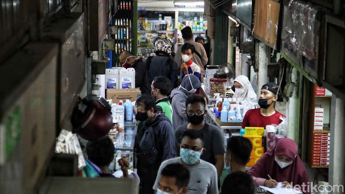 Warga berbelanja kebutuhan obat dan medis di kawasan Pasar Pramuka, Jakarta Timur, Rabu (30/6). Membludaknya permintaan kebutuhan medis itu akibat lonjakan kasus Corona di Ibu Kota.