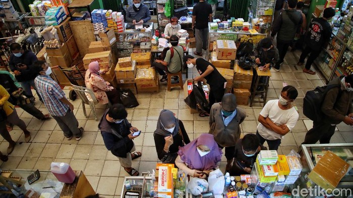 Warga berbelanja kebutuhan obat dan medis di kawasan Pasar Pramuka, Jakarta Timur, Rabu (30/6). Membludaknya permintaan kebutuhan medis itu akibat lonjakan kasus Corona di Ibu Kota.