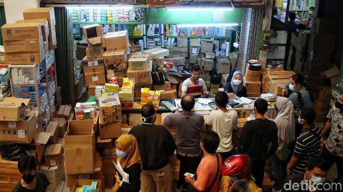 Warga berbelanja kebutuhan obat dan medis di kawasan Pasar Pramuka, Jakarta Timur, Rabu (30/6). Membludaknya permintaan kebutuhan medis itu akibat lonjakan kasus Corona di Ibu Kota.