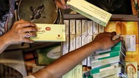 Dia menambahkan meskipun ada peningkatan permintaan vitamin oleh konsumen beberapa hari terakhir, namun saat ini persediaan suplemen tersebut masih mencukupi. Selain itu, pedagang di Pasar Pramuka juga tidak menaikkan harga jual vitamin yang berkisar mulai dari Rp 30 ribu hingga di atas Rp 100 ribu. 