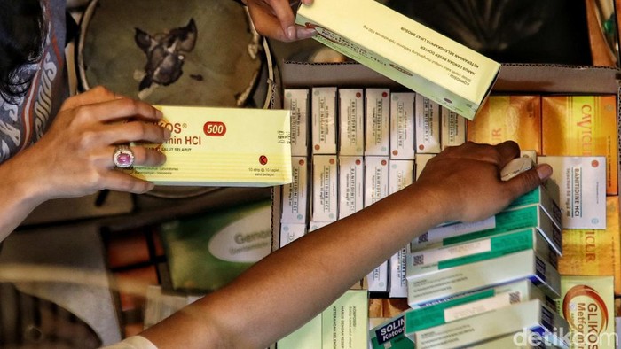 Warga berbelanja kebutuhan obat dan medis di kawasan Pasar Pramuka, Jakarta Timur, Rabu (30/6). Membludaknya permintaan kebutuhan medis itu akibat lonjakan kasus Corona di Ibu Kota.