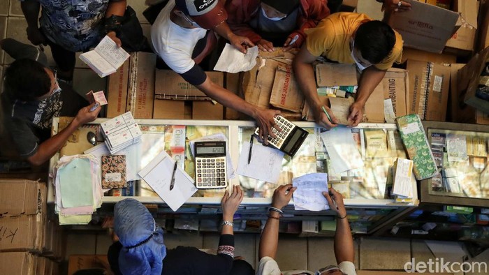 Membludaknya Permintaan Kebutuhan Medis di Pasar Pramuka Warga berbelanja kebutuhan obat dan medis di kawasan Pasar Pramuka, Jakarta Timur, Rabu (30/6). Membludaknya permintaan kebutuhan medis itu akibat lonjakan kasus Corona di Ibu Kota.