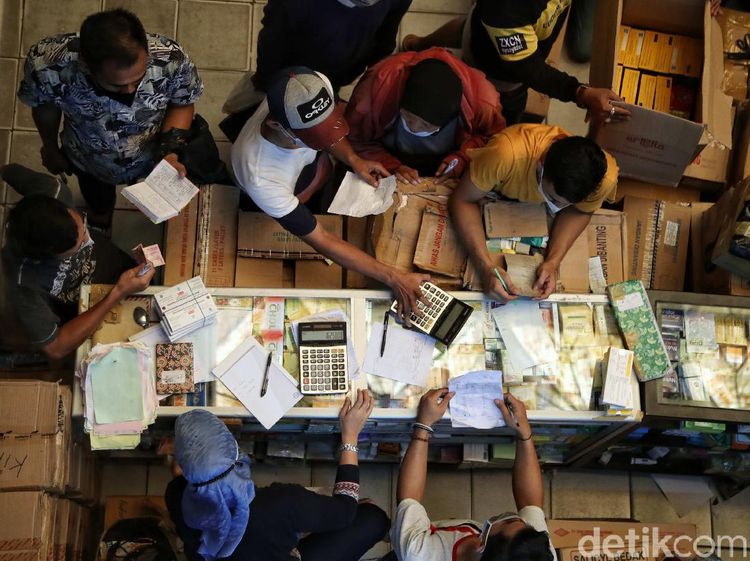Membludaknya Permintaan Kebutuhan Medis di Pasar Pramuka