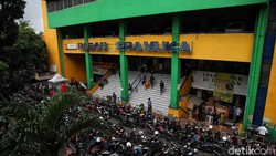 Warga belanja kebutuhan obat dan medis di Pasar Pramuka, Jakarta Timur. Membludaknya permintaan kebutuhan itu akibat lonjakan kasus Corona di Ibu Kota.