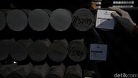 Inalum memiliki satu produk yang sudah diproduksi sejak Inalum pertama berdiri yaitu ingot serta dua produk unggulan yang baru diproduksi sejak 2017 yaitu billet dan alloy. Dua produk unggulan ini yang menjadi concern management untuk meningkatkan nilai tambah perusahaan,” ungkap Deputy Corporate Secretary Inalum Mahyaruddin Ende kepada detikcom di Pabrik Inalum beberapa waktu lalu.