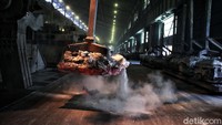 Di pabrik ini, balok anoda yang berukuran sekitar 1.500 x 920 mm dengan berat sekitar 1.400 kg tersebut diangkut menggunakan sebuah crane besar yang menjejerkan balok anoda di sebuah gudang berukuran besar. Nantinya balok tersebut akan diangkut menggunakan kendaraan ke sebuah lapangan yang disebut ‘block handling car’. Selanjutnya anoda-anoda tersebut akan dicampur dengan bahan baku lainnya di pabrik reduksi untuk dijadikan aluminium cair. Tim detikcom pun berkesempatan untuk mendatangi pabrik reduksi tersebut.