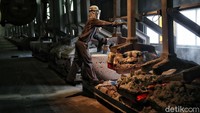Tungku-tungku ini juga harus terus beroperasi 24 jam agar tidak terjadi kerusakan yang tidak diinginkan.