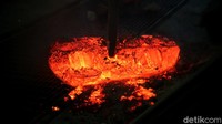Ketika sudah jadi, aluminium cair akan dibawa menggunakan ‘metal transport car’ menuju pabrik pencetakan yang akan menghasilkan 3 jenis aluminum.