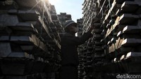Indonesia boleh berbangga sebab pabrik peleburan aluminium yang berada di Kuala Tanjung, Kecamatan Sei Suka, Kabupaten Batu Bara, Sumatera Utara, menjadi pemain penting dalam produksi aluminium dalam negeri.