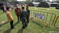 Pada kesempatan itu, Ganjar juga ditemani oleh Wali Kota Solo, Gibran Rakabuming Raka, yang juga sedang menyiapkan tempat isolasi terpusat di setiap kecamatan. Total ada delapan rumah karantina yang akan disiapkan.