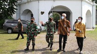 Gubernur Jawa Tengah Ganjar Pranowo mendorong setiap desa dan kecamatan mendirikan tempat karantina virus Corona atau COVID-19 terpusat.