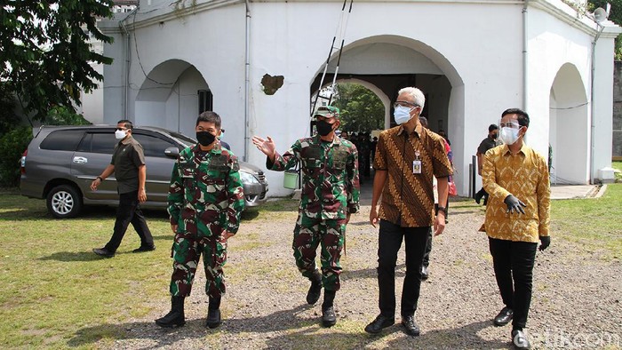 Momen Ganjar Tinjau Rumah Sakit Lapangan di Solo Gubernur Jawa Tengah, Ganjar Pranowo meninjau rumah sakit lapangan untuk isolasi pasien COVID di Solo, Jawa Tengah. Begini potretnya.