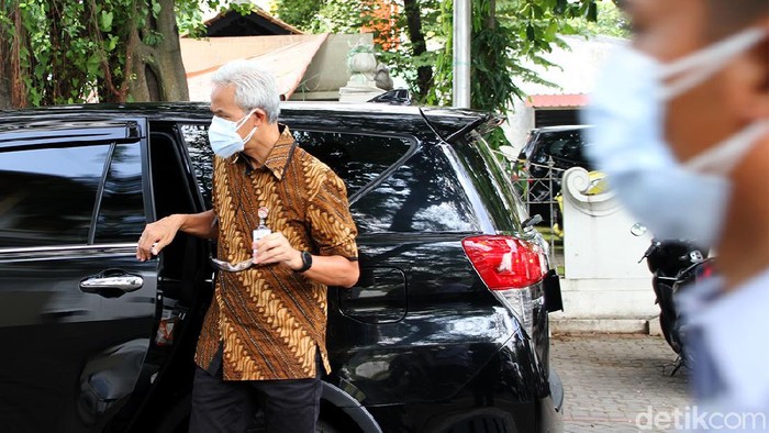Gubernur Jawa Tengah, Ganjar Pranowo meninjau rumah sakit lapangan untuk isolasi pasien COVID di Solo, Jawa Tengah. Begini potretnya.