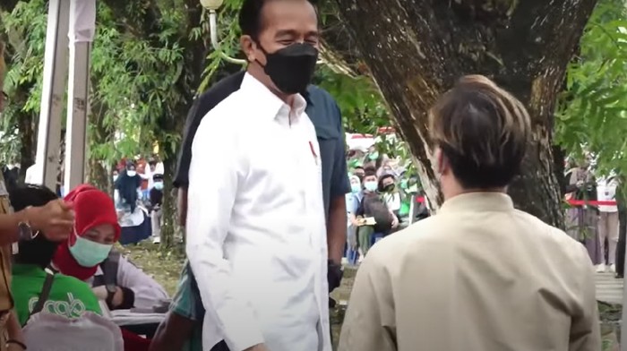 Momen Jokowi Pakaikan Jaketnya ke Warga di Kendari