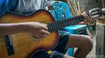 Nambah Uang Jajan, Pelajar SMK Bikin Gitar Kayu