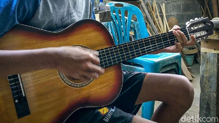 Nambah Uang Jajan, Pelajar SMK Bikin Gitar Kayu Febrian Gitario, pelajar SMK di Kulon Progo mengisi waktu luang selama pandemi dengan memproduksi gitar kayu. Kini gitar itu telah dipasarkan ke berbagai daerah.