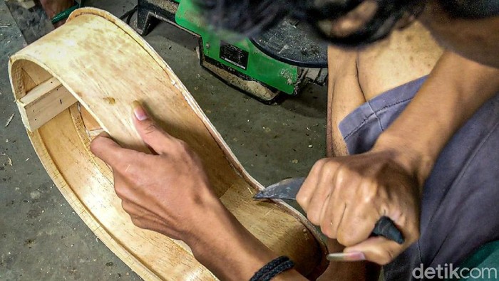 Nambah Uang Jajan, Pelajar SMK Bikin Gitar Kayu