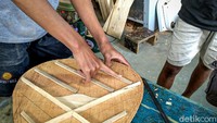 Meski beberapa kali sempat gagal, pada akhirnya ia berhasil membuat gitar yang kemudian ditawarkan ke marketplace online.
