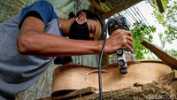Febrian memproduksi gitar di bengkel pengolahan kayu milik orang tuanya di di Kelurahan Gerbosari, Kapanewon Samigaluh, Kabupaten Kulon Progo, DIY.