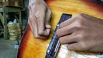 Nambah Uang Jajan, Pelajar SMK Bikin Gitar Kayu