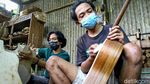 Nambah Uang Jajan, Pelajar SMK Bikin Gitar Kayu
