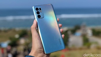 Oppo Reno6 hadir dalam dua pilihan warna yaitu Aurora dan Stellar Black. Varian ini adalah Aurora yang warnanya terinspirasi dari aurora borealis di kutub utara. Foto: Virgina Maulita Putri/detikINET