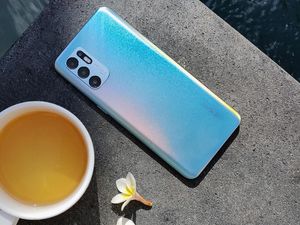 Tampilan Stylish OPPO Reno6 yang Bisa Pancarkan Jutaan Warna