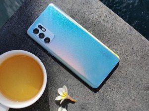 Tampilan Stylish OPPO Reno6 yang Bisa Pancarkan Jutaan Warna