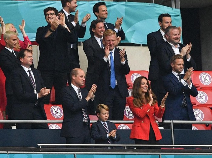 (L to R) Prince William, Duke of Cambridge, Prince George of Cambridge, and Catherine, Duchess of Cambridge, celebrate the first goal in the UEFA EURO 2020 round of 16 football match between England and Germany at Wembley Stadium in London on June 29, 2021. (Photo by JUSTIN TALLIS / POOL / AFP)