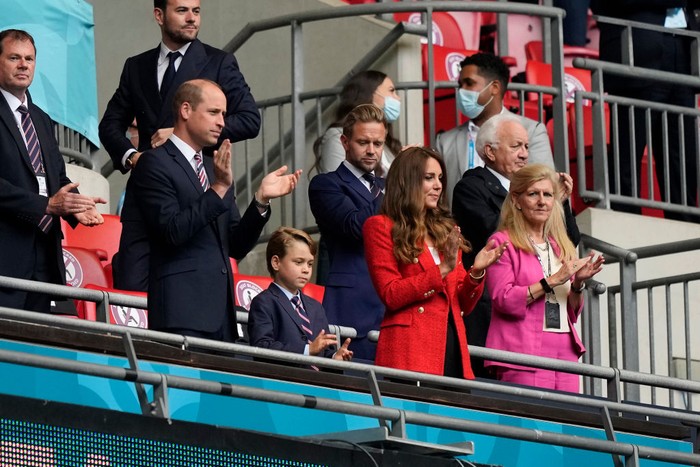 Pangeran William LONDON, ENGLAND - JUNE 29: Prince William, President of the Football Association along with Catherine, Duchess of Cambridge applaud prior to the UEFA Euro 2020 Championship Round of 16 match between England and Germany at Wembley Stadium on June 29, 2021 in London, England. (Photo by Frank Augstein - Pool/Getty Images)