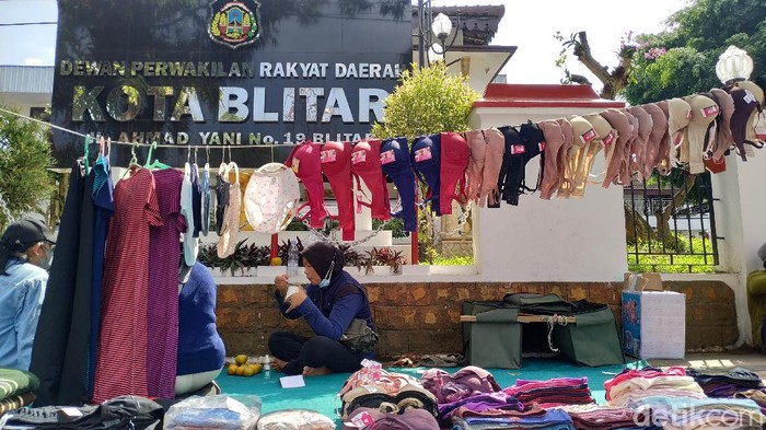 Ada pemandangan tak biasa di depan gedung DPRD Kota Blitar. Para pedagang membuka lapak dagangan mereka berupa pakaian dalam dan lain-lain.