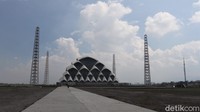 Hal itu terjadi akibat anggaran untuk pembangunan masjid ini dialihkan Pemprov Jabar untuk penanganan COVID-19.