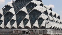 Sebelumnya pembangunan masjid ini ditargetkan rampung tahun 2020 lalu, namun karena ada pandemi COVID-19 pembangunan masjid ini ditargetkan rampung akhir tahun 2021.