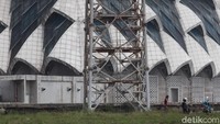 Masjid yang dibangun dengan konsep terapung di atas Embung Gedebage ini juga tak hanya indah, tapi setiap aspeknya memiliki fungsionalitas tersendiri.