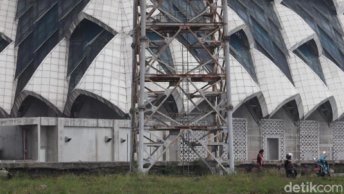 Pembangunan Masjid Terapung di Bandung Terdampak Pandemi Pembangunan Masjid Apung Al-Jabbar di Kota Bandung tertunda. Hal itu terjadi akibat pandemi COVID-19 yang tengah melanda Tanah Air.