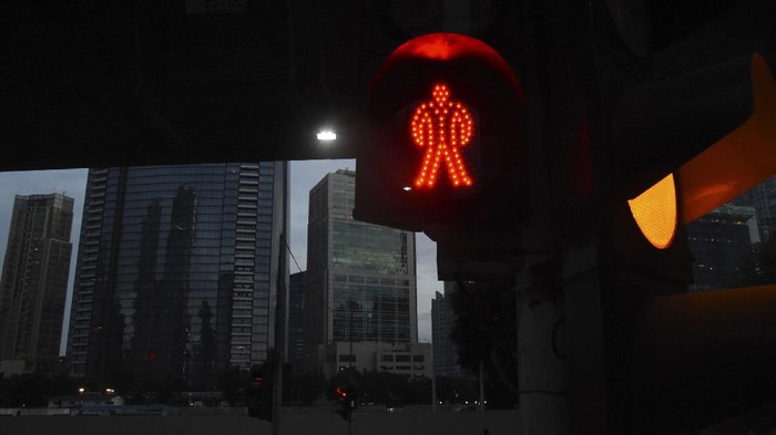 Warga menyeberang jalan saat jam pulang kerja di kawasan Kuningan, Jakarta, Kamis (24/6/2021). Presiden Joko Widodo menjelaskan alasan pemerintah mengambil kebijakan Pemberlakuan Pembatasan Kegiatan Masyarakat atau PPKM Mikro dibandingkan Pembatasan Sosial Berskala Besar (PSBB) kembali atau lockdown (karantina wilayah) salah satunya karena pertimbangan faktor ekonomi. ANTARA FOTO/Indrianto Eko Suwarso/rwa.