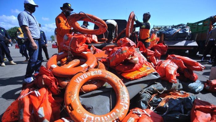 Sejumlah barang dan perlengkapan KMP Yunicee yang tenggal di Selat Bali ditemukan. Selain itu, proses pencarian penumpang kapal pun masih terus dilakukan.