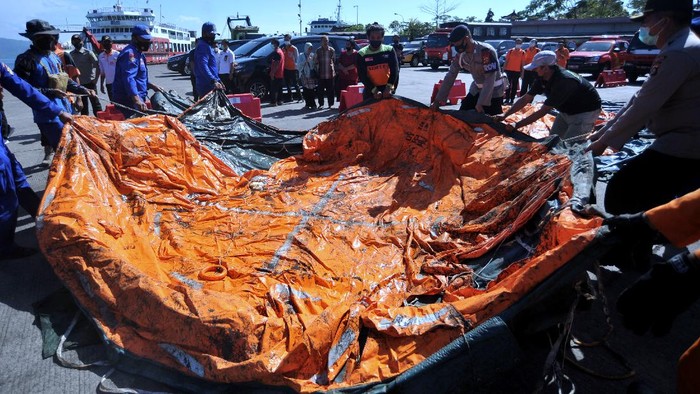 Penampakan Barang-barang dari KMP Yunicee yang Karam di Selat Bali Sejumlah barang dan perlengkapan KMP Yunicee yang tenggal di Selat Bali ditemukan. Selain itu, proses pencarian penumpang kapal pun masih terus dilakukan.