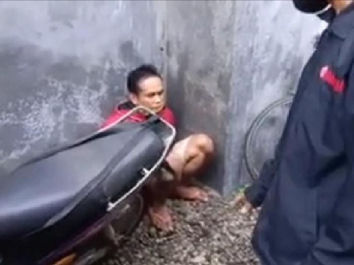Seorang pelaku pencurian motor dan kambing ditangkap warga. Ia ditangkap saat hendak menjual hasil curian di Pasar Pahing, Trenggalek.