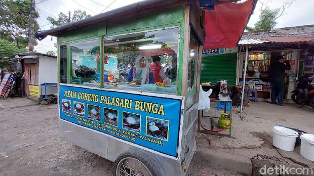Penjual Ayam Goreng di Bandung