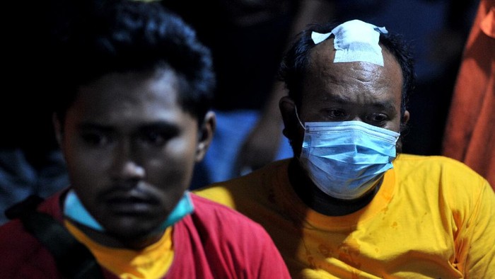 PENUMPANG SELAMAT KMP YUNICE Sejumlah penumpang selamat KMP Yunice asal Bali menjalani ritual setibanya di Pelabuhan Gilimanuk, Jembrana, Bali, Rabu (30/6/2021) dini hari. KMP Yunice yang berlayar dari Pelabuhan Ketapang Banyuwangi menuju Pelabuhan Gilimanuk tenggelam di Selat Bali pada Selasa (29/6/2021) malam. ANTARA FOTO/Fikri Yusuf/aww.